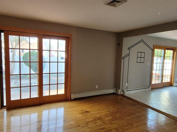 6 Albergo Ct APT A, Bethpage, NY 11714