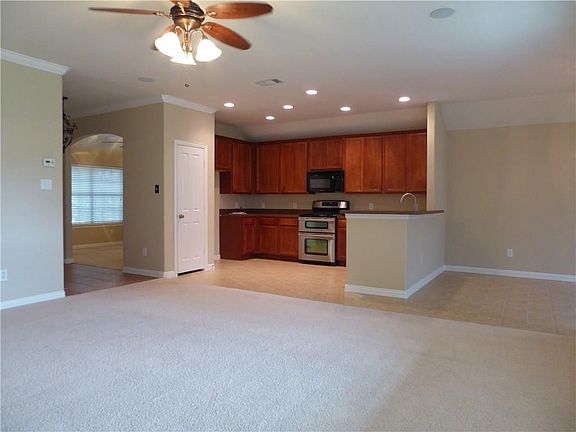 3rd image of 709 Creekside Dr
