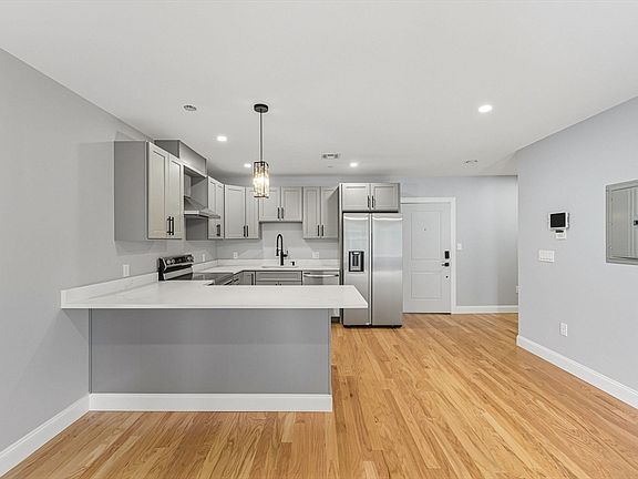 3rd image of 585 Washington St