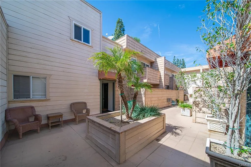 2 bed, 870 sqft, $2,600 — Photo 2