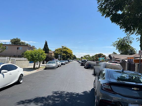 4th image of 930 E 106th St