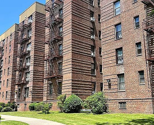 2nd image of 2555 Batchelder St APT 1J