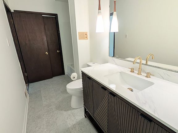 5th image of 15007 S Illinois St Suite 105