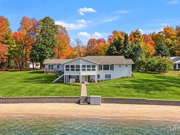 N3793 Peninsula Point Rd, Munising, MI 49862