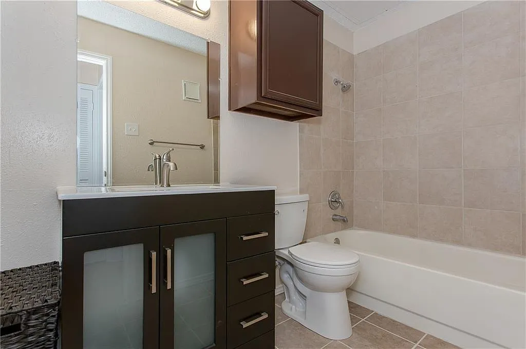 Building Photo - 1503 N Garrett Ave #208
