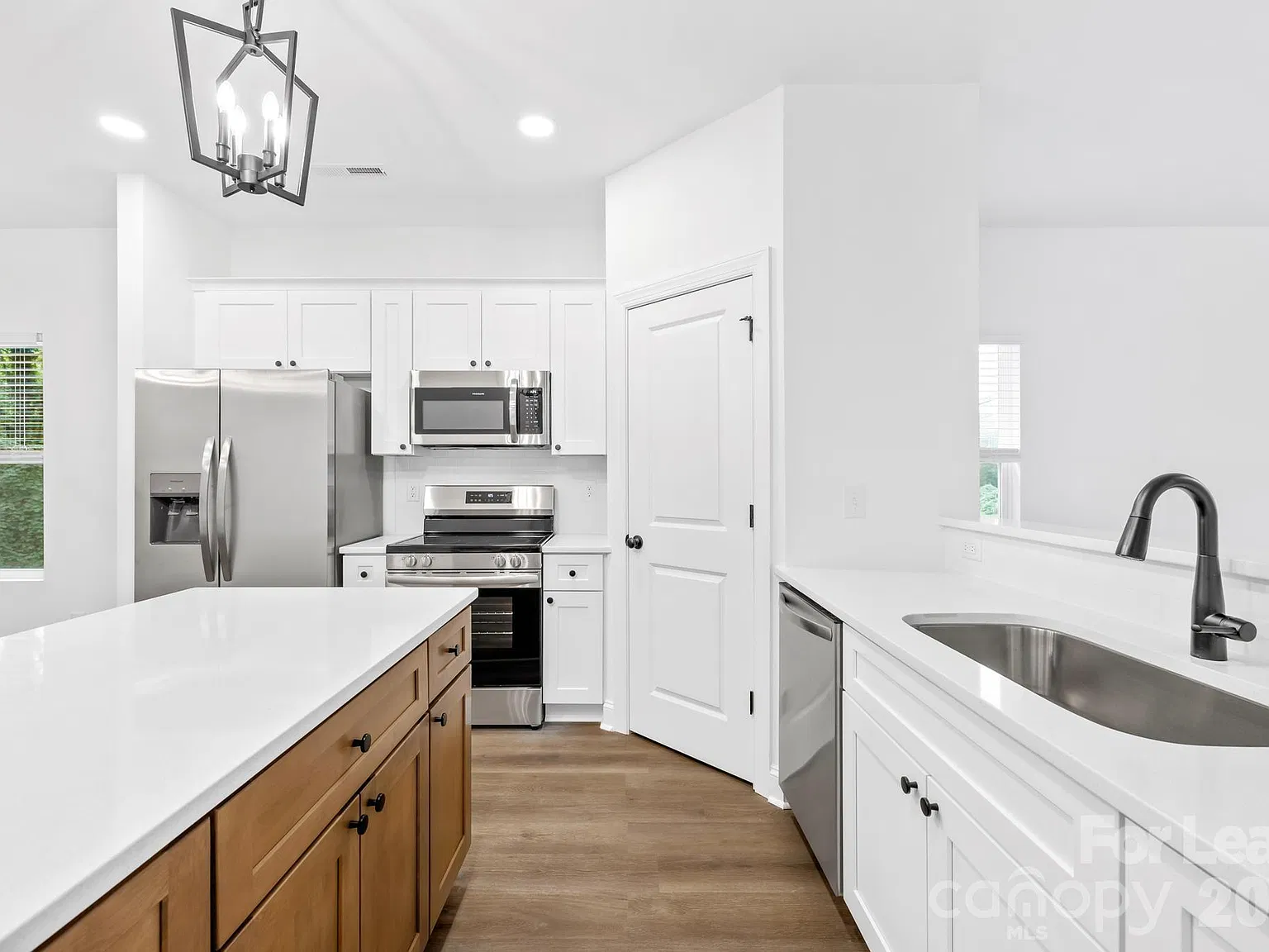 3 bed, 2.0 bath, 1553 sqft, $2,100 — Photo 3