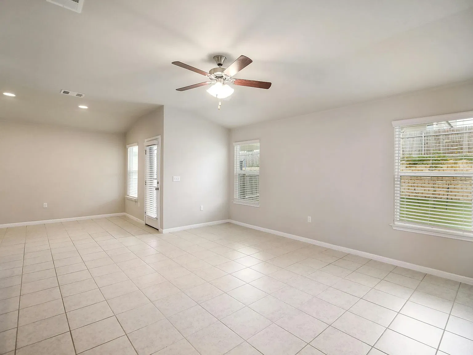 3 bed, 2.0 bath, 1317 sqft, $2,100 — Photo 4