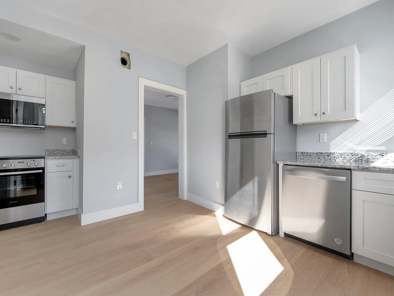 3 bed, 900 sqft, $3,100 — Photo 1