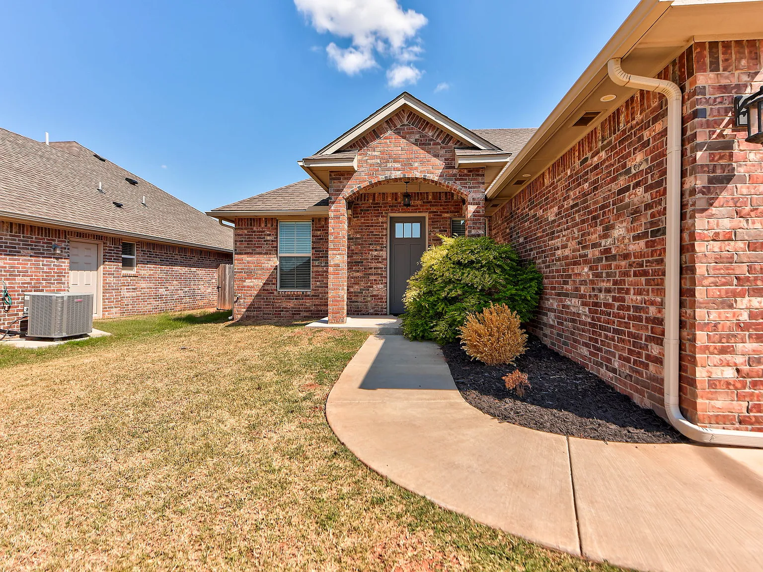 4 bed, 2000 sqft, $2,395 — Photo 3
