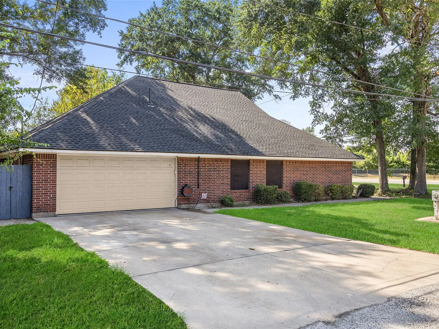 3 bed, 2.0 bath, 1913 sqft, $1,975 — Photo 3