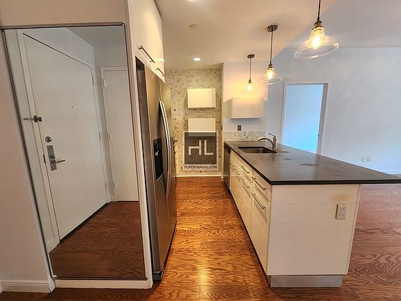 4th image of 517 W 46th St APT 401