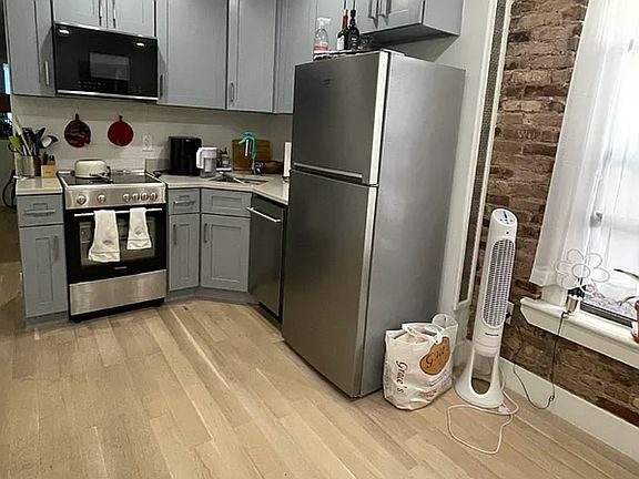 3rd image of 175 Thompson St APT 28