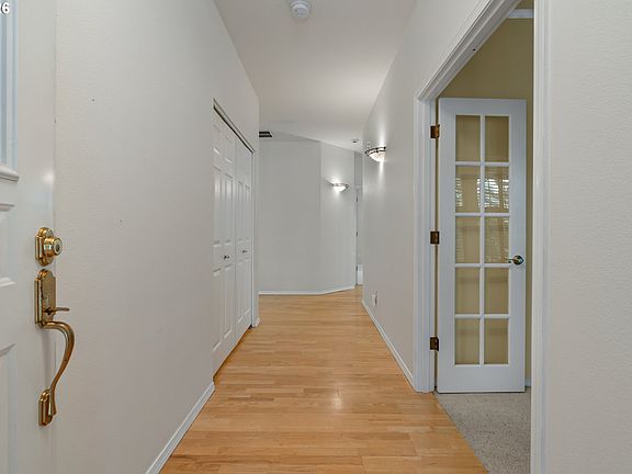 4th image of 724 NE Pacific Dr