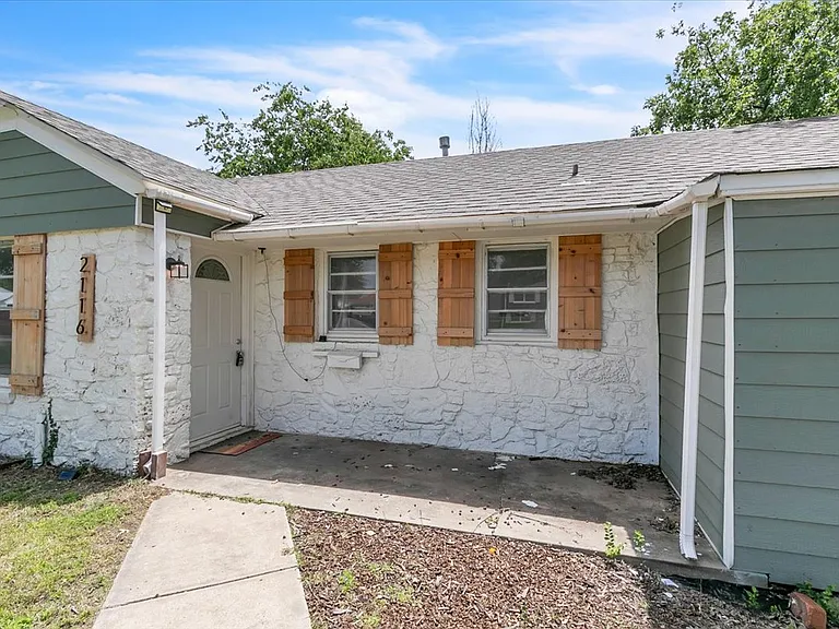 2116 Andover Ct — Photo 3