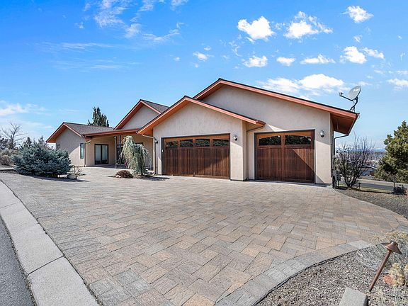 2nd image of 373 SE Manzanita Dr