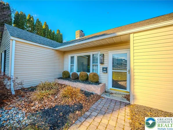 425 E Center St, Nazareth, PA 18064