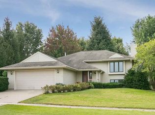 1033 Duck Creek Dr, Iowa City, IA 52246