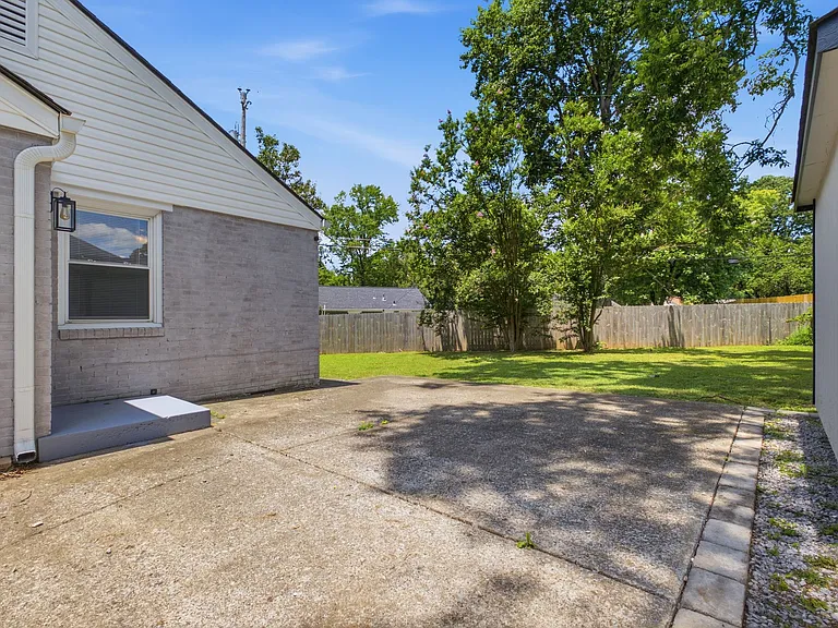 240 Ridgeway Dr — Photo 7