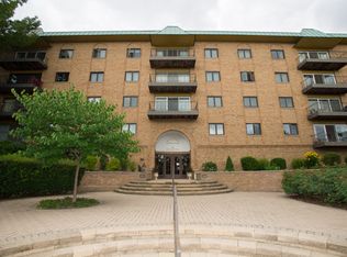 40 S Main St APT 2C, Glen Ellyn, IL 60137