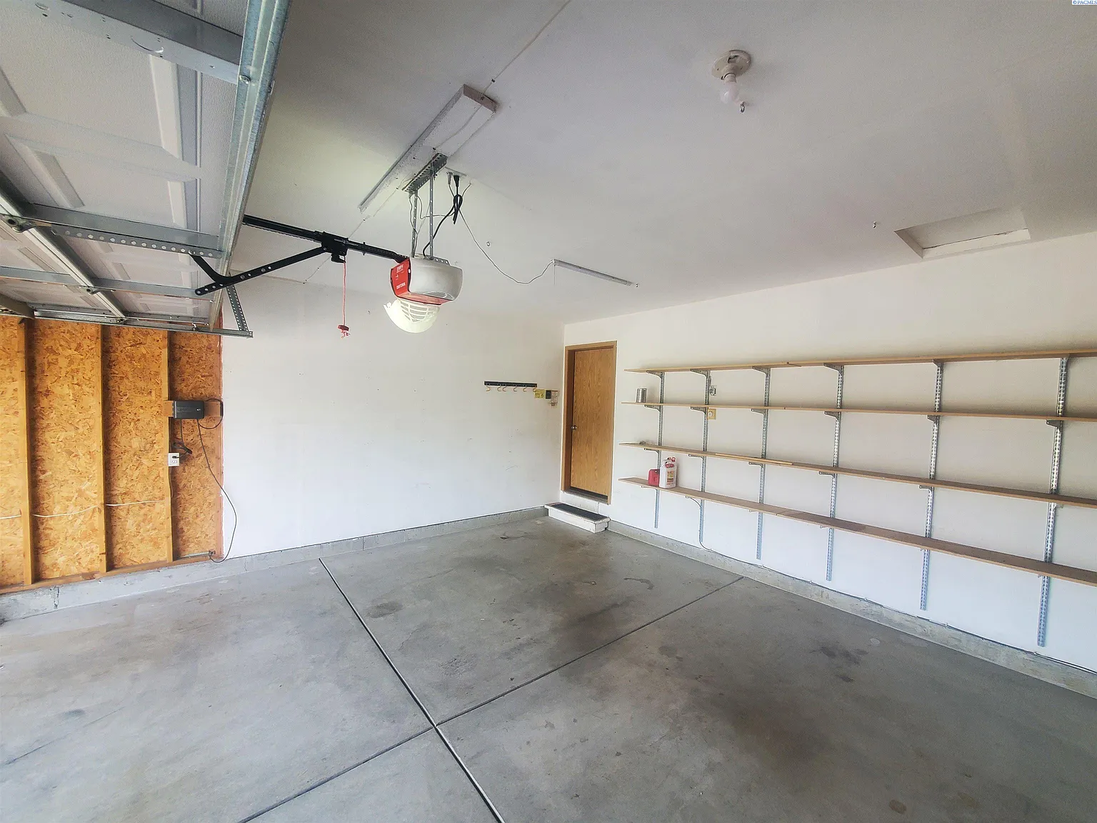 3 bed, 2.0 bath, 1482 sqft, $1,995 — Photo 3