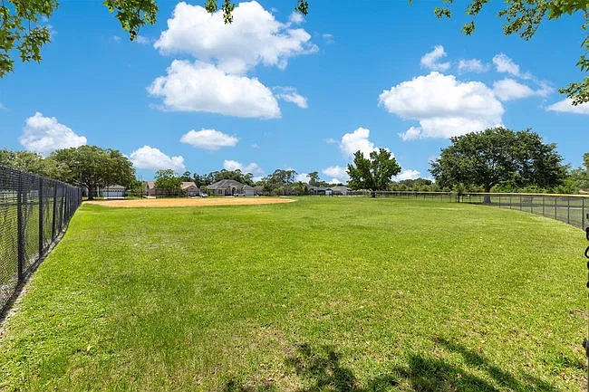 3 bed, 2.5 bath, 1974 sqft, $2,150 — Photo 3