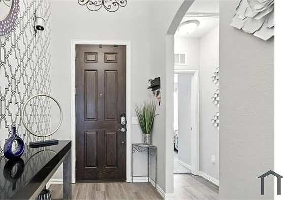 9405 Trailway Dr — Photo 2