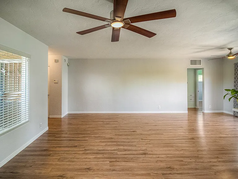 1526 W Windsor Ave — Photo 6