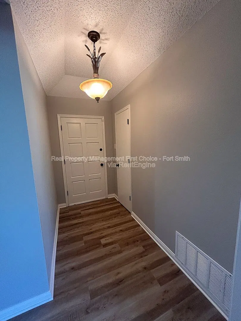 3 bed, 2.0 bath, 1419 sqft, $1,500 — Photo 2