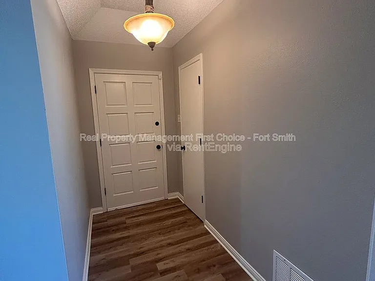 1406 Strozier Ct — Photo 2