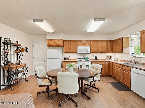 4th image of 50537 Newberry Ave