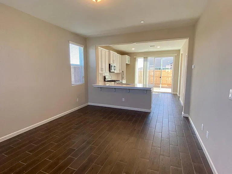 1102 Royalty Way W — Photo 2
