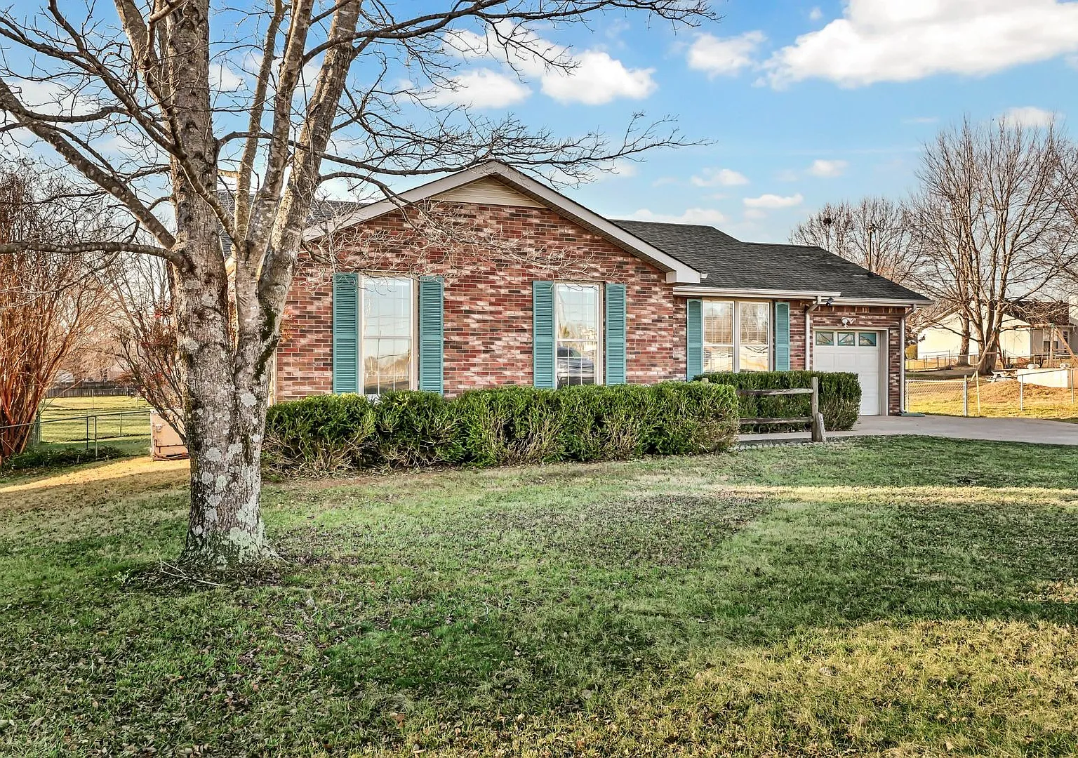 3 Bedroom Ranch Style Home with a Fully Fenced in Backyard! — Photo 2