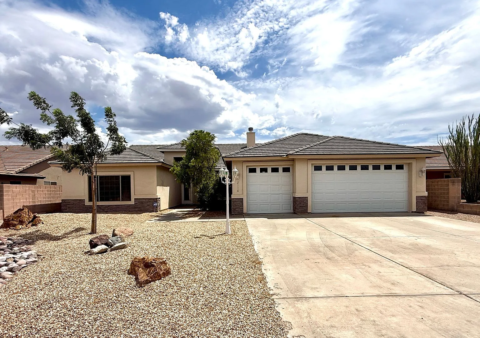Beautiful 4-Bedroom Home with 3-Car Garage & Hualapai Mountain Views in Walleck Ranch! — Photo 1