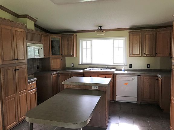 4th image of 125 Geralyn Dr