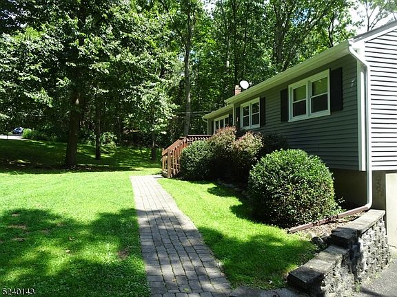 3rd image of 912 Aspen Dr