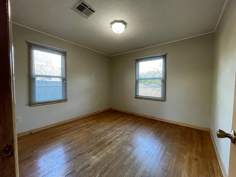 301 W Hurd St — Photo 19