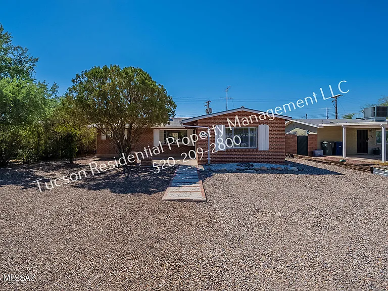 826 E Water St — Photo 2