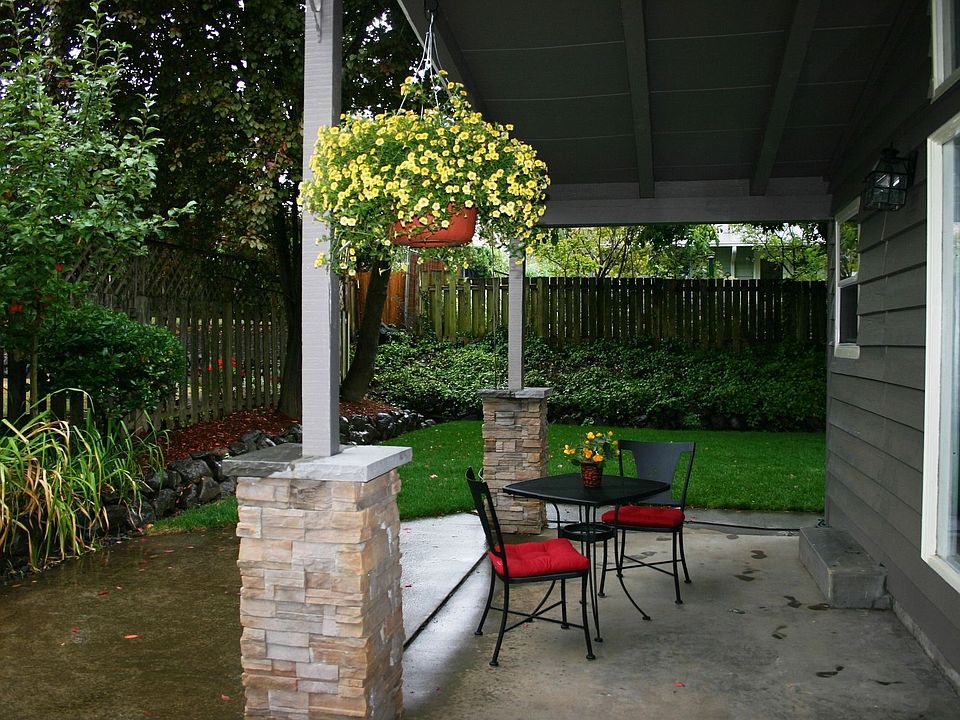 Covered Patio & Large Fenced Yard