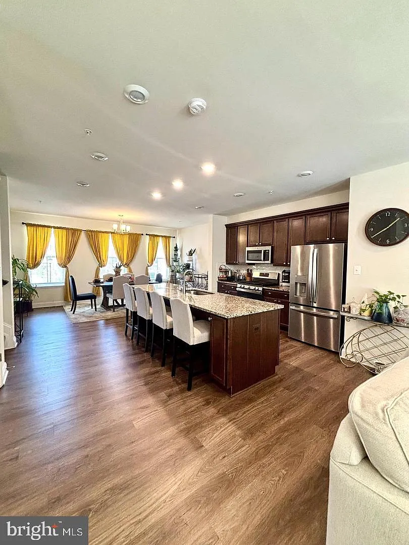 4 bed, 3.5 bath, 1920 sqft, $3,800 — Photo 2