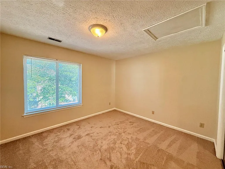 410 Wells Ct — Photo 9