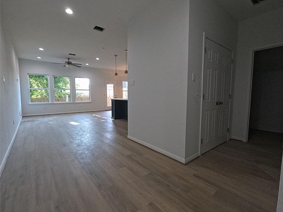 3rd image of 9427 Coffee St