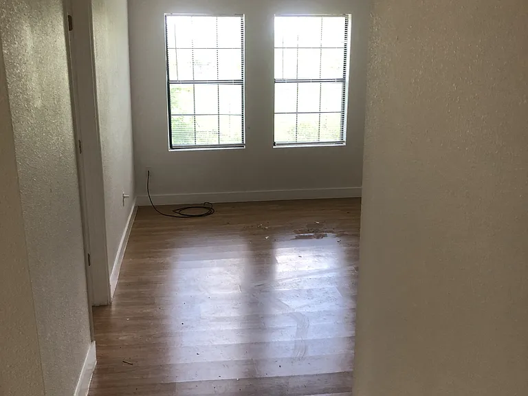 406 E Grayson St — Photo 5