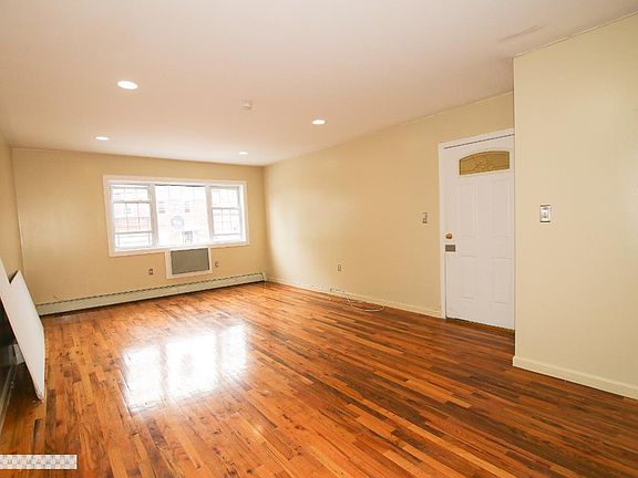 3rd image of 1028 E 212th St