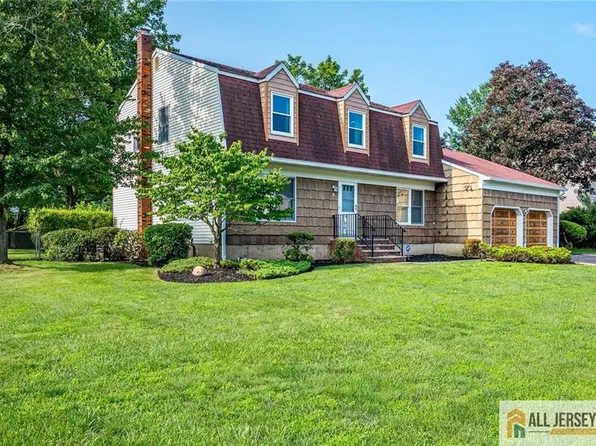 8 Dov Pl, Kendall Park, NJ 08824