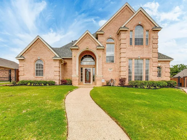 1657 Oak Creek Dr, Hurst, TX 76054