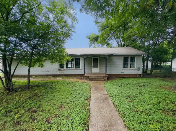 421 N Wall St, Iowa Park, TX 76367