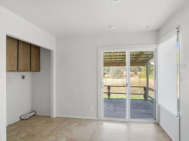 912 Feather Dr — Photo 5