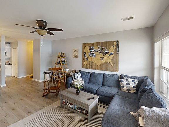 3rd image of 2754 S Knightsbridge Cir