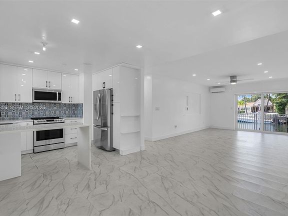 3rd image of 2225 NE 123rd St APT 102