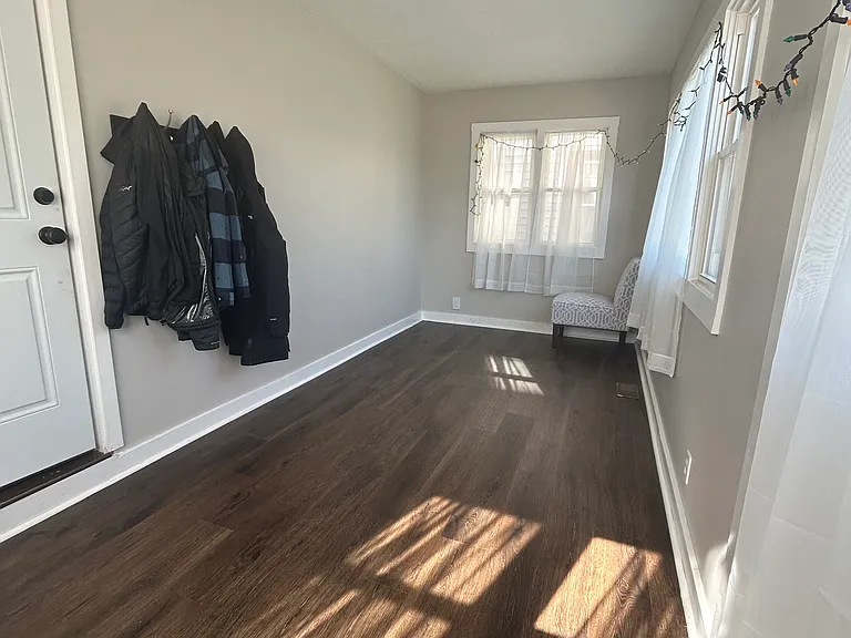 228 W Maple Ave E — Photo 2